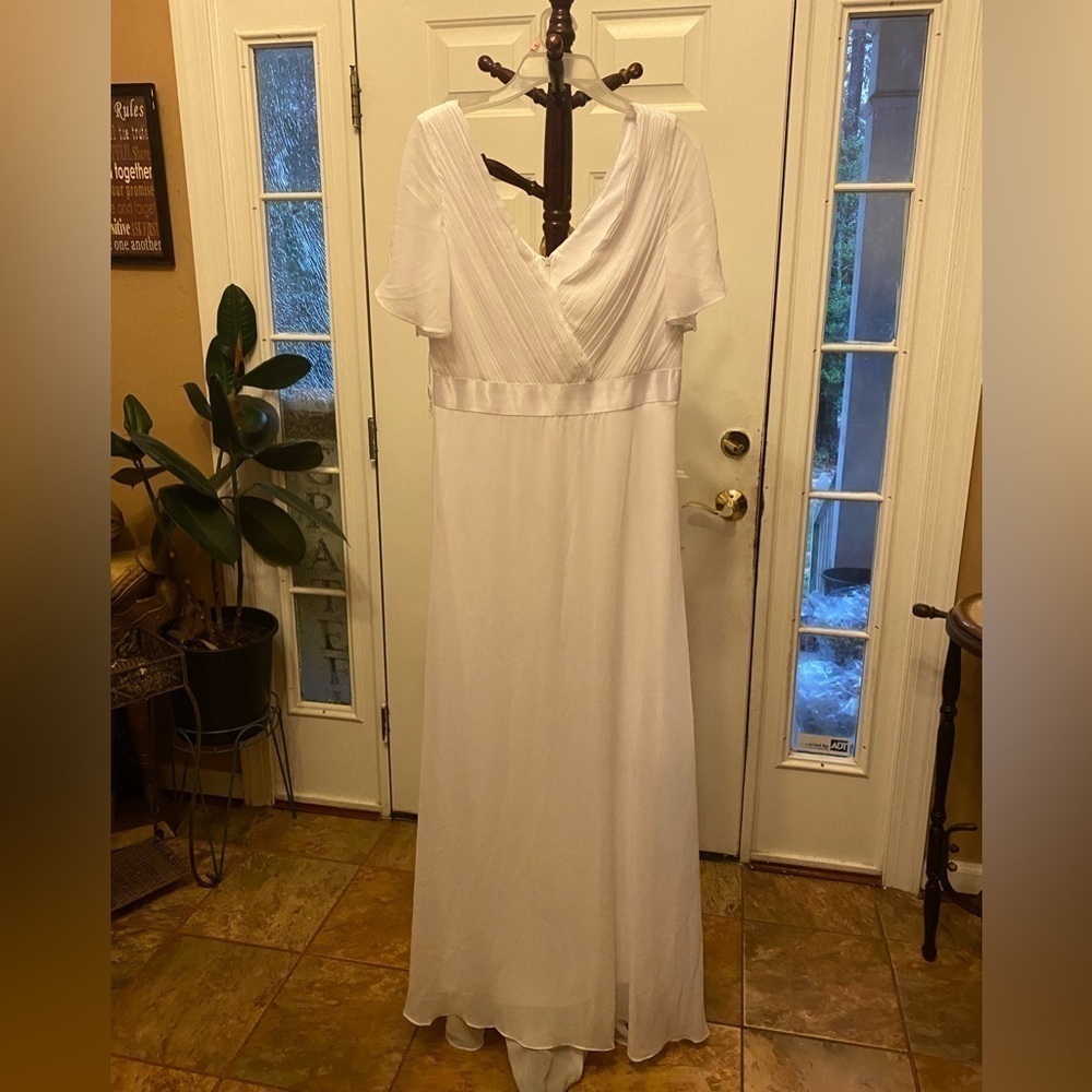 NWT EVER PRETTY WHITE GOWN SIZE 16